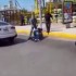 Drogowa agresja  walka mma kierowcy auta ze skuterzysta - kierowca sktera vs kierowca auta