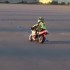 Dziecko na motocyklu Czyzby przyszly mistrz MotoGP - dziecko trenuje slalom