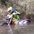 Przeprawa motocyklem przez wode po szyje - wyciaganie motocykla z wody