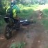 Dziki czlowiek atakuje motocyklistow - dzikus powoduje wypadek motocyklowy