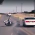 Bandyta brutalnie wjezdza w motocykliste  road rage w stylu Texas - kierowca auta celowo uderza w motocykliste