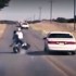 Bandyta brutalnie wjezdza w motocykliste  road rage w stylu Texas - zajechanie drogi motocykliscie