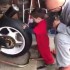 Przyszly mechanik teamow MotoGP - dziecko mechanik motocyklowy