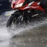 Jazda motocyklem w deszczu 10 przykazan - hamowanie przodem honda cbr600rr c abs