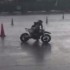 W ulewnym deszczu na kolanie - motocyklem po mokrej nawierzchni