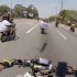 Motocyklista ratuje smartofna kolegi - latajacy smartfon