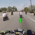 Motocyklista ratuje smartofna kolegi - motocyklista gubi smartfona