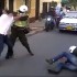 Motocyklisci stawiaja opor przy zatrzymaniu  mocna bojka z policjantami - policjanci bici przez motocyklistow