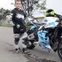 Kilkuletni stunter zawstydza doroslych kolegow  stunt dziecko - dziecko na motocyklu robi wheelie stunt maly stunter