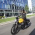 Nowe Moto Guzzi V7III w specjalnej cenie - dziewczyna na motocyklu