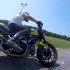 Dron sledzi motocykl na torze Mega efekt - motocykl nagrywany z drona