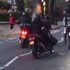 Proba kradziezy motocykla na oczach wlasciciela - wlasciciel motocykla goni zlodzieja
