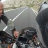 Motocyklista przegrywa z huraganowym wiatrem - motocyklista kontra wichura