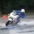 Gymkhana na mokrym  mistrzowski popis japonskich policjantow - Trening motocyklowy japonskich policjantow
