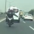 Krol asfaltowego parkietu Pozytywny motocyklista na autostradzie - roztanczony motocyklista
