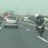 Krol asfaltowego parkietu Pozytywny motocyklista na autostradzie - taniec na motocyklu
