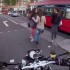 Pochwala nieufnosci  glos przeciwko drogowej utopii - motocyklista pospiesza pieszych