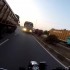 Motocyklista o maly wlos nie zostaje zmiazdzony miedzy ciezarowkami FILM - motocyklista miedzy ciezarowkami