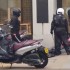 Gang skuterowy w Londynie Apogeum bezkarnosci zlodziei video - bandyci z maczetami na skuterach