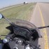 Boczny wiatr zdejmuje motocykliste z autostrady - motocyklista kontra boczny wiatr