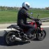 Motocykl dla wysokich i ciezkich 10 zmartwien niedzwiedzia - Benelli Leoncino w jezdzie