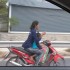 Na Facebooku i motocyklu jednoczesnie czyli matka roku FILM - kobieta na skuterze z dzieckiem i smartfon