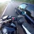 Samochod kontra motocykl Brutalna proba zamachu na kierowce jednosladu FILM - wymuszenie pierwszenstwa na motocykliscie
