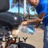 500 kilometrow na jednym litrze8230 wody  Niezwykly wynalazek z Brazylii FILM - tankowanie wody do motocykla