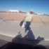 Motocyklista spelnia dobry uczynek i podwozi spoznialskiego na autobus FILM - motocyklista podwozi pieszego