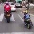 Jaki ojciec taki syn  rodzinny wypad motocyklowy na miasto - ojciec i syn na motocyklach