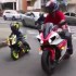 Jaki ojciec taki syn  rodzinny wypad motocyklowy na miasto - ojciec i syn na scigaczach