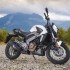 Wyprzedaz motocykli Dominar 400 z rocznika 2018 - dominar bajaj gory w tle