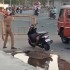 Indyjski policjant demoluje zle zaparkowany skuter - Indyjski policjant demoluje skuter