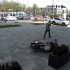 Pomoz zlapac kretyna ktory specjalnie przewrocil motocykl w Krakowie FILM - Poszukiwany ktory specjalnie przewrocil motocykl 1