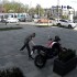 Pomoz zlapac kretyna ktory specjalnie przewrocil motocykl w Krakowie FILM - Poszukiwany ktory specjalnie przewrocil motocykl 2