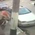 Ucieczka przed policja Like a Boss - kierowca skutera chowa sie za samochodem ucieka sprytnie przed policja
