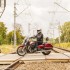 Jedenaste  na drodze nie ufaj nikomu - 2 Moto Guzzi California 1400 2018 przejazd kolejowy