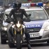 Zatrzymane prawo jazdy za jazde na stojaco bez trzymania kierownicy Ukrainiec kontra policja w Swinoujsciu - policja motocyklista