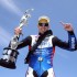 Peter Hickman na oponach Dunlop wygrywa swoj trzeci wyscig TT na wyspie Man - peter hickman celebrates superbike tt win