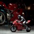 Zdalnie sterowany model Ducati V4 robi wheelie i pali gume - Zdalnie sterowany model Ducati V4