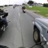 Auto wjezdza w zorganizowana kolumne motocykli VIDEO - Auto wjezdza w kolumne motocykli