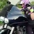 Drobna kobieta wielki motocykl jeszcze wiekszy skill VIDEO - kobieta vs harley
