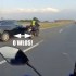 O wlos  Mazda wyprzedza motocykliste po trawie na autostradzie - mazda wyprzedza niebezpiecznie motocykl na autostradzie