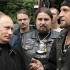 Igranie z niedzwiedziem Putin zagrozony mandatem za wykroczenie na motocyklu - Putin podczas rozmowy z cz onkami grupy Nocne Wilki