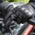 Nowe czy uzywane 5 waznych rzeczy na temat motocyklowej odziezy - Rekawiczka motocyklowa operowanie sprzeglem