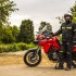 Nowe czy uzywane 5 waznych rzeczy na temat motocyklowej odziezy - motocyklista w pelnym rynsztunku