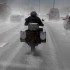 Niemcy tragiczny final poszukiwania schronienia przed deszczem na autostradzie - Jazda motocyklem w deszczu