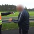 Niemiecki policjant zawstydza kierowcow robiacych zdjecia ofiarom wypadkow - Niemiecki policjant zawstydza kierowcow