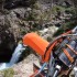 Motocykl wyladowal w gorskiej rzece kierowca wygral drugie zycie VIDEO - motocykl wpada ze skaly do wody