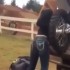 Mloda motocyklistka bardzo sprawnie wyladowuje motocykl z pickupa VIDEO - rozlanunek motocykla